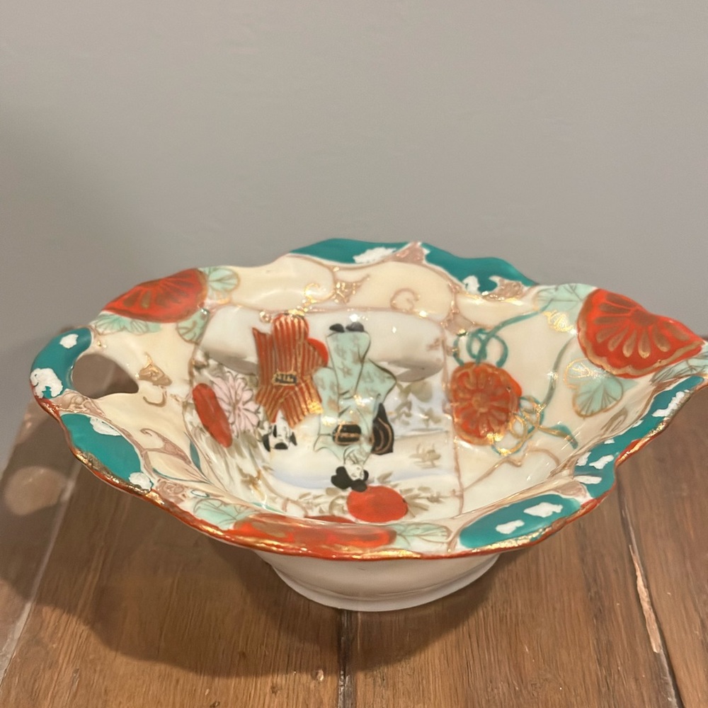 Antique Japanese decorative rice bowl.